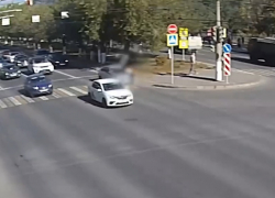 Не успела сделать шаг до тротуара: шок-видео, где в Волгограде снесли женщину на переходе