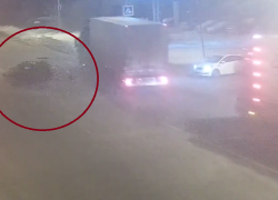 В Волгограде "бешеная" фура снесла легковушку: шокирующее видео ДТП