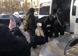 Вытащили из такси у «торгушки», вырезали дверь: задержание порноделов в Волгограде сняли на видео