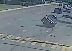 Niva зависла на колесе после смачного столкновения в Волгограде