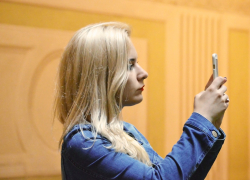 В Волгоградской области 48-летняя учительница целую неделю выполняла по телефону указания "следователя"