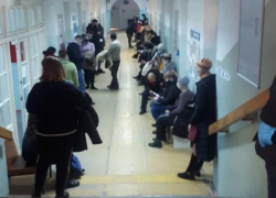 Борьбу с очередями начал глава облздрава после инспекции четырех поликлиник Волгограда