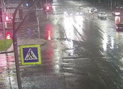 Пострадали две юные девушки: авария на перекрестке в Волгограде попала на видео