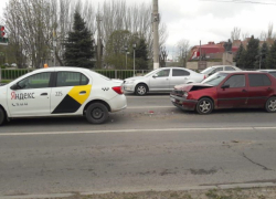 Водитель Volkswagen Polo врезался в машину «Яндекс.Такси» в Волгограде: пострадала 34-летняя женщина