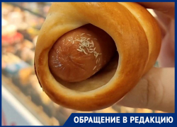 Кишащую червями сосиску сняли на видео в кафе в центре Волгограда