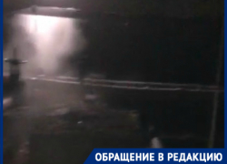  Вонь, конденсат на ламинате и намокшие обои: волгоградка на видео показала последствие неустраненного прорыва горячей воды в подвале