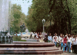 Город разноцветных ВАЗов и зеленых скверов: как выглядел Волгоград в 1980-е годы