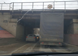 Фура застряла под мостом в Волгограде