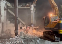 Работали всю ночь: под завалами взорвавшейся насосной на юге Волгограда могут оставаться люди