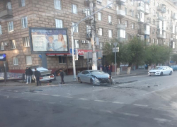 Новый светофор не помог: «семерка» протаранила забор на проблемном перекрестке Комсомольской в Волгограде
