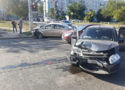 Скорая, много людей и разбитые машины: LADA влетела в Hyundai на юге Волгограда