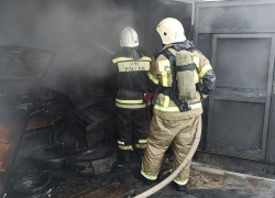 Гараж загорелся под Волгоградом вместе с машиной: есть пострадавший