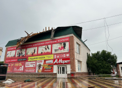 Штормовой ветер сорвал крышу ТЦ под Волгоградом 