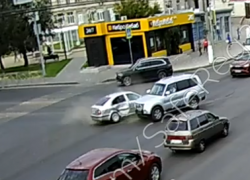 Классика на 7-й Гвардейской: ДТП с "самым умным" попало на видео в Волгограде