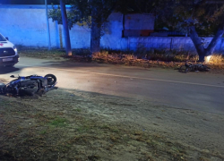 В Волгограде мужчина на скутере протаранил мопед и сбежал, бросив раненого 