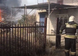 Крупный пожар полыхает возле поселка Микоян в Волгограде