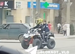 "Одуреть! И где родители?": дети квадроцикле прокатились по оживленной трассе в Волгограде