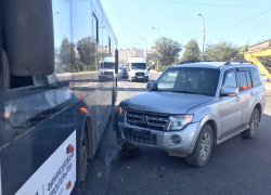 Волгоградка с ребенком пострадали в ДТП с автобусом №2: видео 