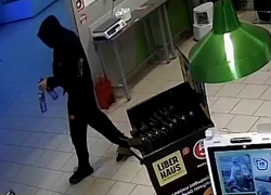 Вооруженный ограбил супермаркет ради водки в Камышине: видео