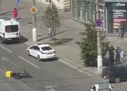 Доставщика сбили в центре Волгограда в разгар обеда: видео с места 