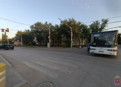 Автомобилистка протаранила автобус и сбила женщину под Волгоградом – видео 