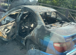 В реанимации спасают парня и девушку из горевшей иномарки в Волгограде