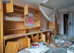 Разгромили квартиру и кидали кирпичи в хозяйку подростки в Волгограде 