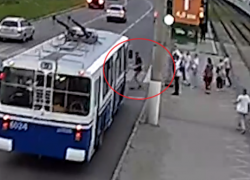 Пешеход шагнул под троллейбус у Мамаева кургана: видео 