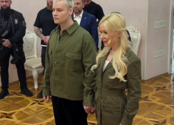 Стилист раскритиковала образы Шамана и Мизулиной в ЗАГСе: «Очень подчеркнуло возраст невесты»