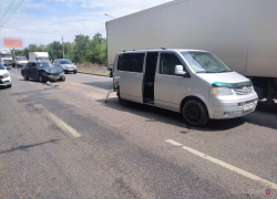 Волгоградка на "двенадцатой" отбросила микроавтобус