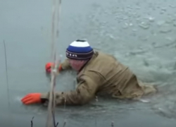 Рыбаки провалились под лёд в Волгоградской области: чудом спаслась только женщина