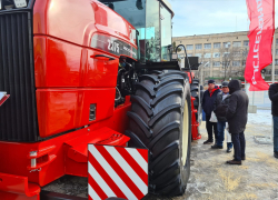 Мощный трактор в центре внимания волгоградских аграриев