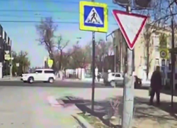 Водитель протаранил толпу детей на переходе в Волгограде: видео 