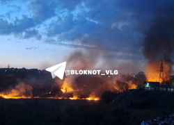Пламя подбирается к гаражам на севере Волгограда – видео 