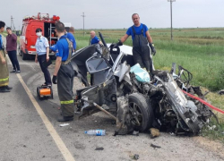 Машина всмятку, «КамАЗ» в кювете: на трассе в Волгоградской области разбилась женщина