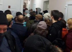 Волгоградский облздрав объяснился за "убийственные" очереди в поликлинике в Михайловке