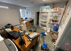 Под Волгоградом 28-летнюю девушку на работе избили битой и похитили деньги фирмы