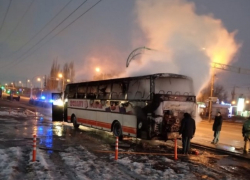 Двухэтажный автобус вспыхнул на проезжей части Волгограда