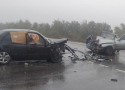 Спасают 23-летнего парня: подробности смертельного ДТП на мокрой трассе под Волгоградом