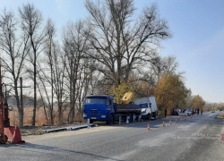 Грузовик протаранил отбойник, сбил рабочего и врезался в КамАЗ под Волгоградом
