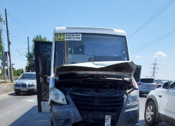 Маршрутка №123 и Opel столкнулись на Волжской ГЭС: пострадали 5 человек