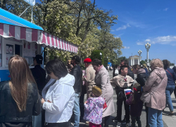 Гранд-очереди за мороженым после парада выстроились в Волгограде