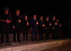 На Мамаевом кургане тысячи человек зажгли свечи – видео 