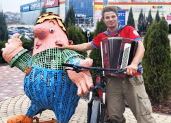 Проехавший на велосипеде с аккордеоном всю Россию путешественник оказался в центре Волгограда 