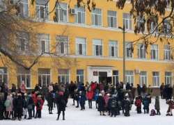 «Использовали газовый баллончик»: в Волгоградской области 700 учеников вывели из школы