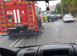 Легковушки лоб в лоб столкнулись в Волгограде: рядом стоят скорая и пожарная