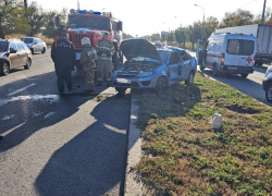 На юге Волгограда при столкновении «Лады» с КамАЗом пострадала школьница 