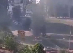 Во дворе Волгограда загорелся автомобиль: видео