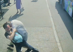 Пассажир автобуса набросился с ножом на драчуна в Волгограде: видео