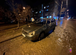 Разъяренный мужчина сжег машину из-за парковки и попал на видео в Волгограде